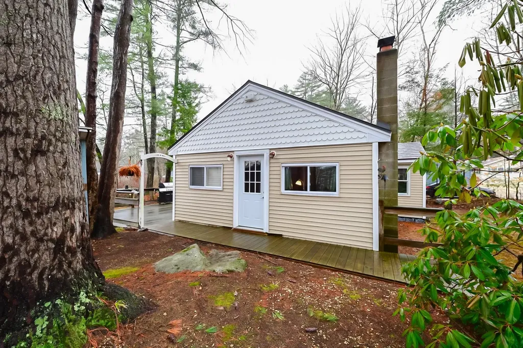 3 Hollywood Avenue Raymond NH 03077