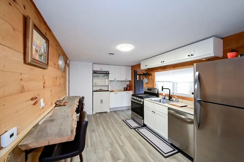 3 Hollywood Avenue Raymond NH 03077