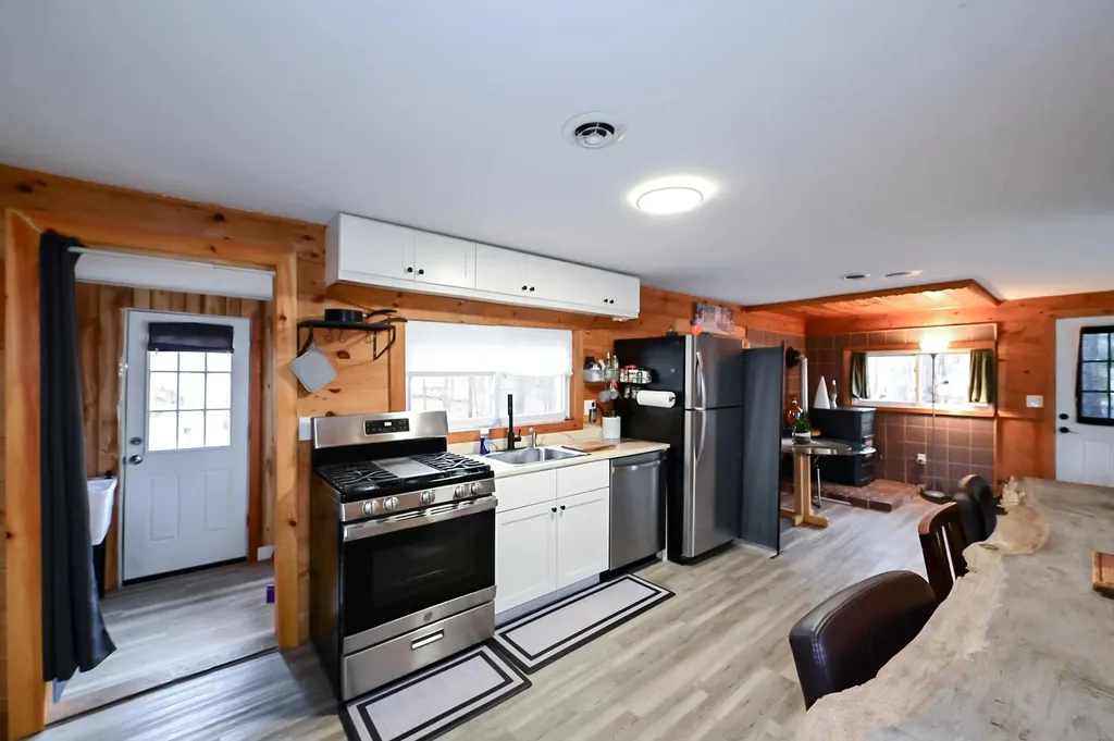 3 Hollywood Avenue Raymond NH 03077