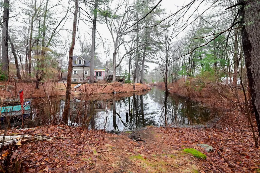 3 Hollywood Avenue Raymond NH 03077