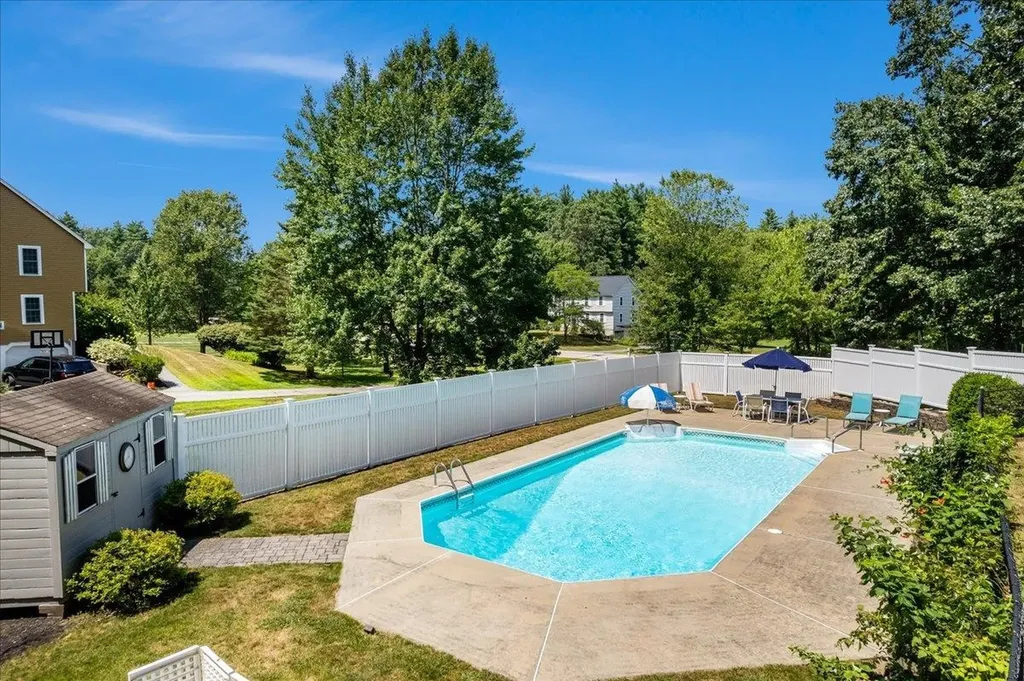 29 Rolling Ridge Road Londonderry NH 03053