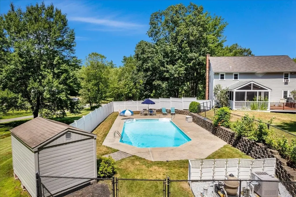 29 Rolling Ridge Road Londonderry NH 03053