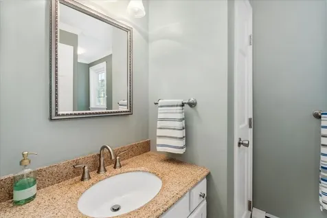 29 Rolling Ridge Road Londonderry NH 03053