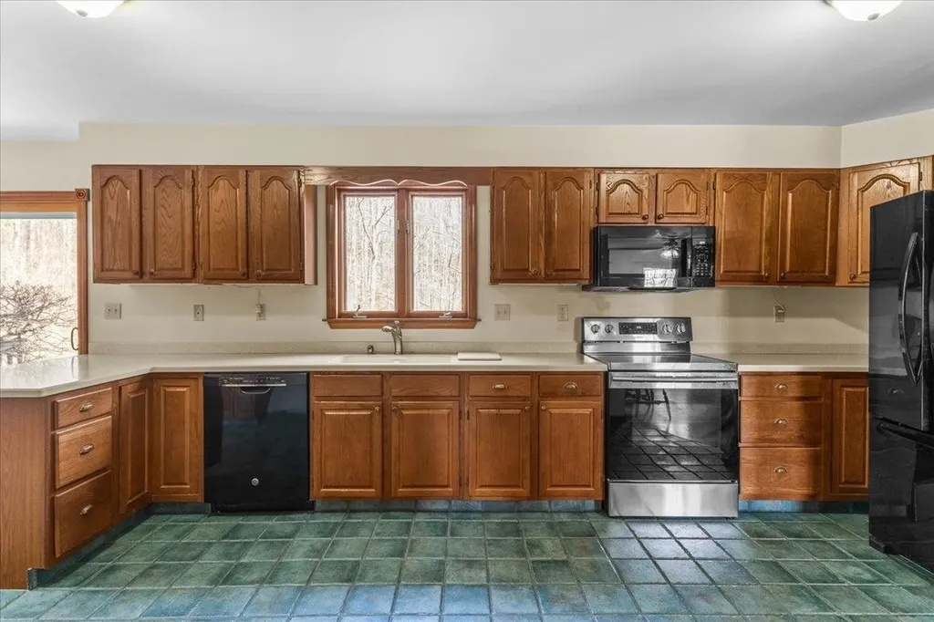 76 Red Tail Lane Charlotte VT 05445