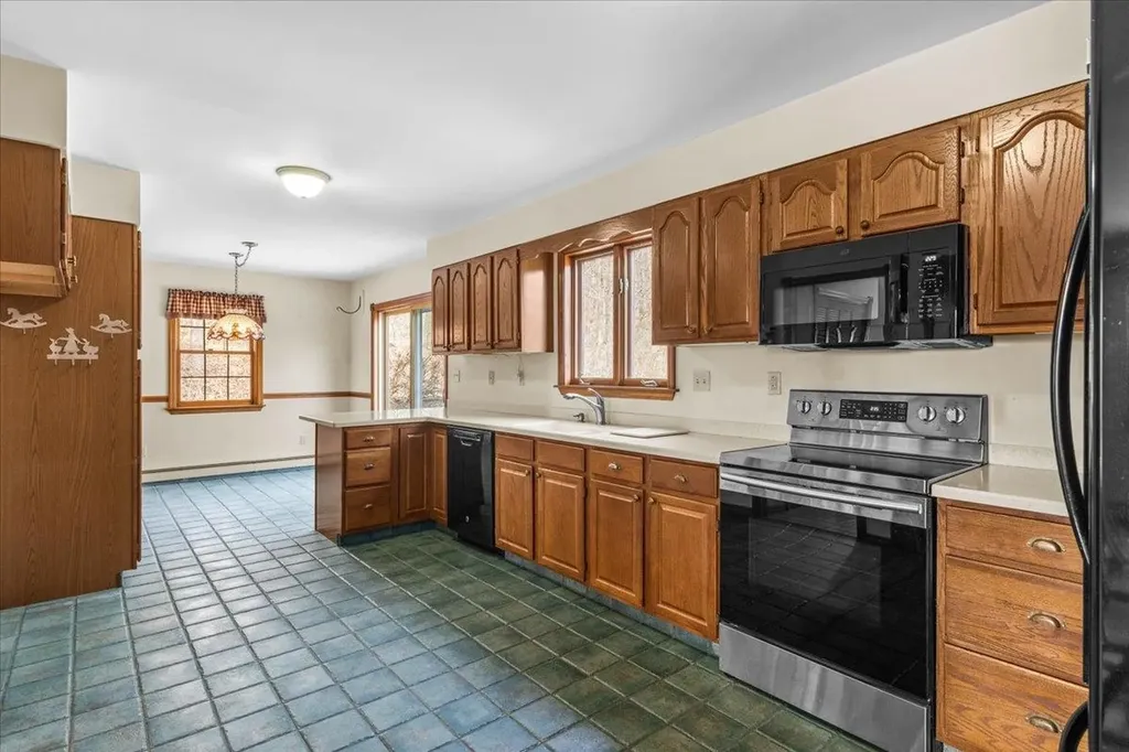 76 Red Tail Lane Charlotte VT 05445