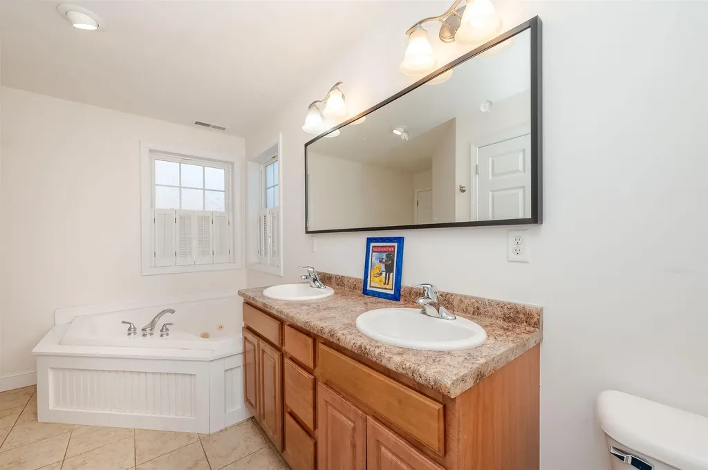 16 Pond Road Raymond NH 03077