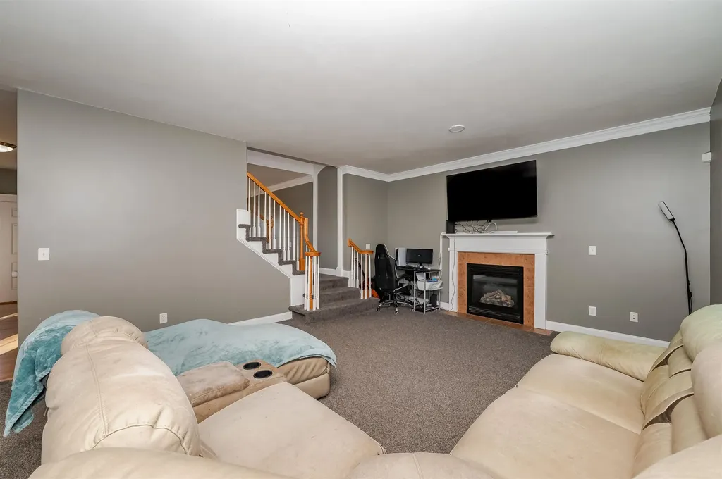16 Pond Road Raymond NH 03077