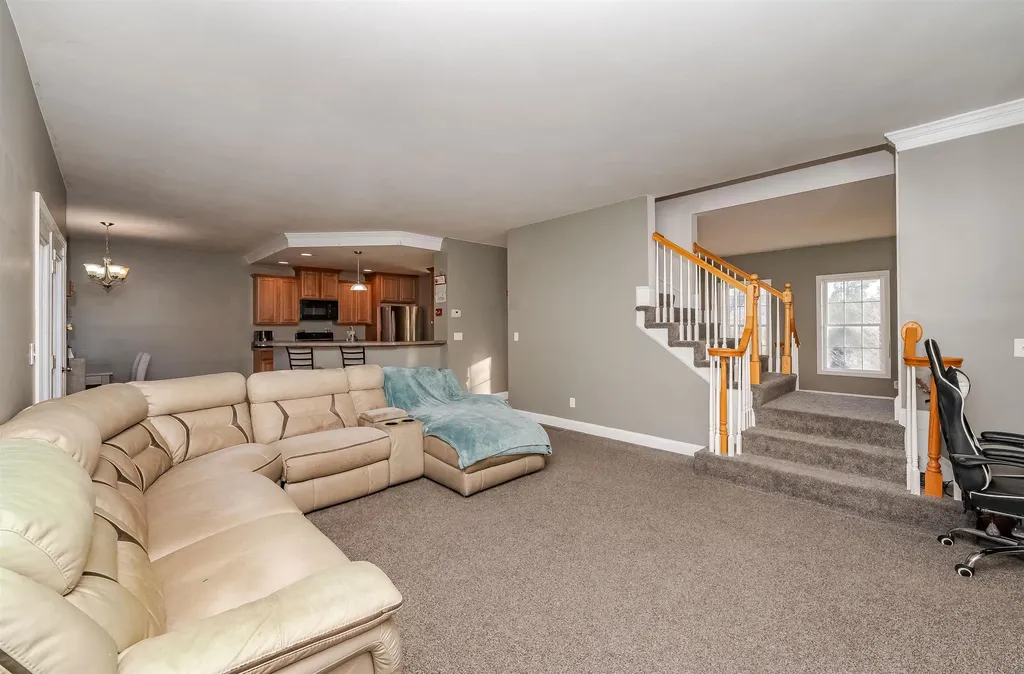 16 Pond Road Raymond NH 03077