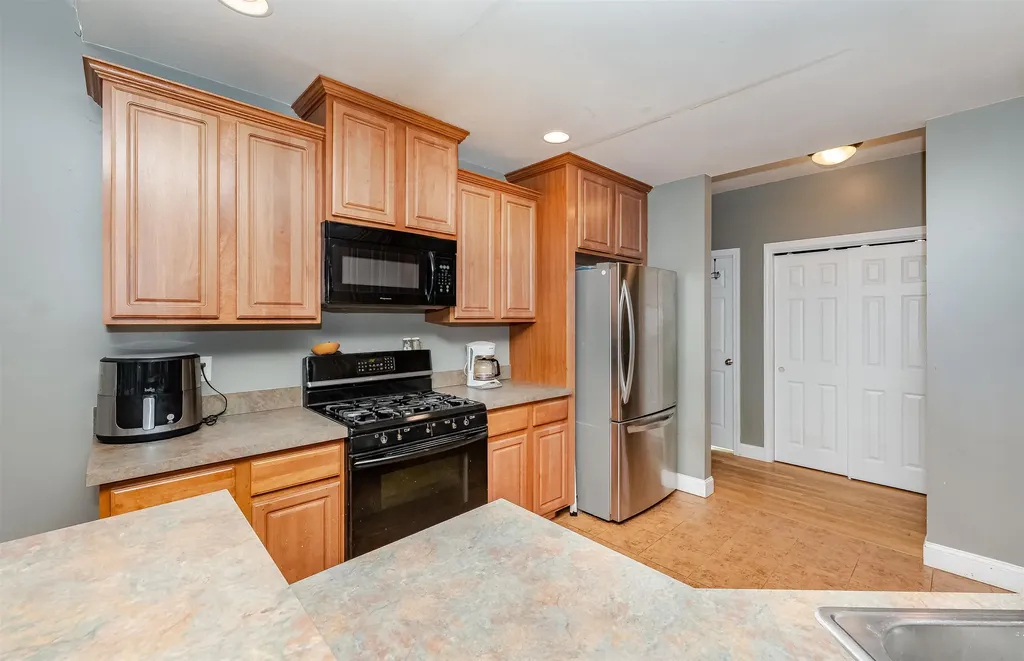 16 Pond Road Raymond NH 03077