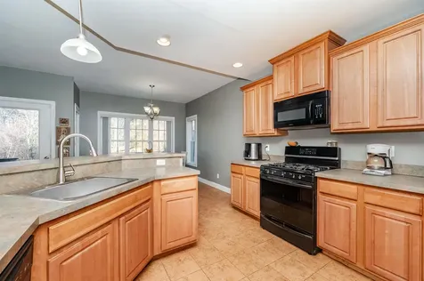 16 Pond Road Raymond NH 03077
