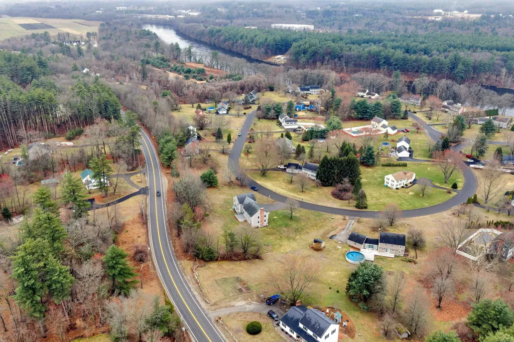 25 Riverview Circle Litchfield NH 03052