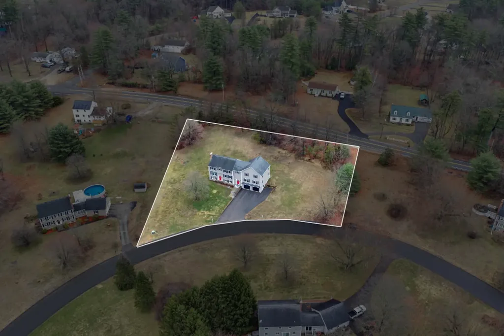 25 Riverview Circle Litchfield NH 03052