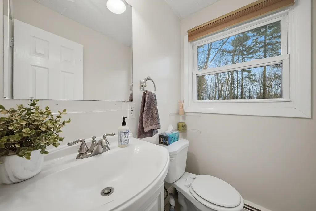 8 Lincoln Drive Hooksett NH 03106