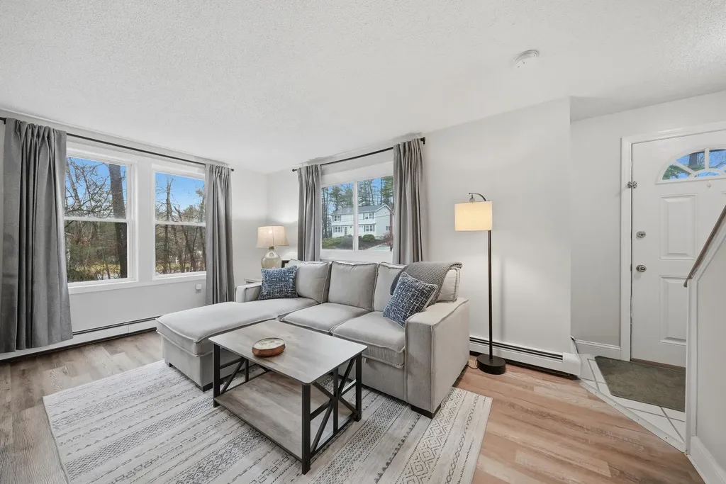 8 Lincoln Drive Hooksett NH 03106