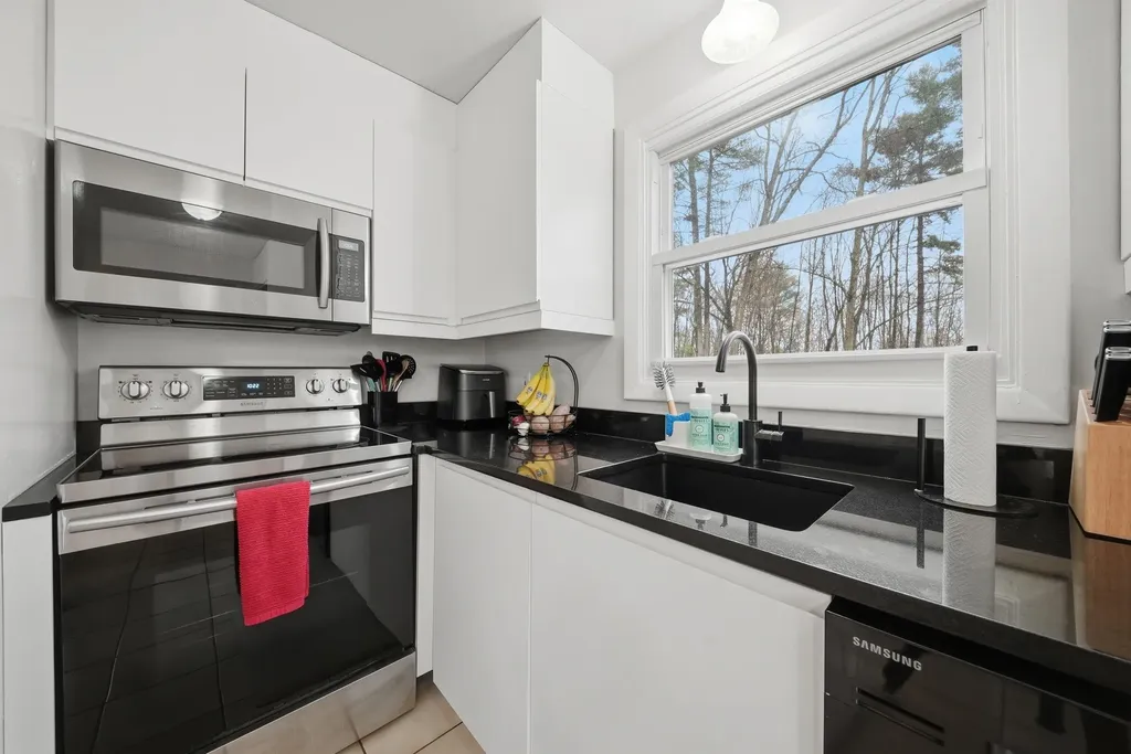 8 Lincoln Drive Hooksett NH 03106