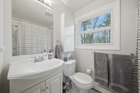 8 Lincoln Drive Hooksett NH 03106