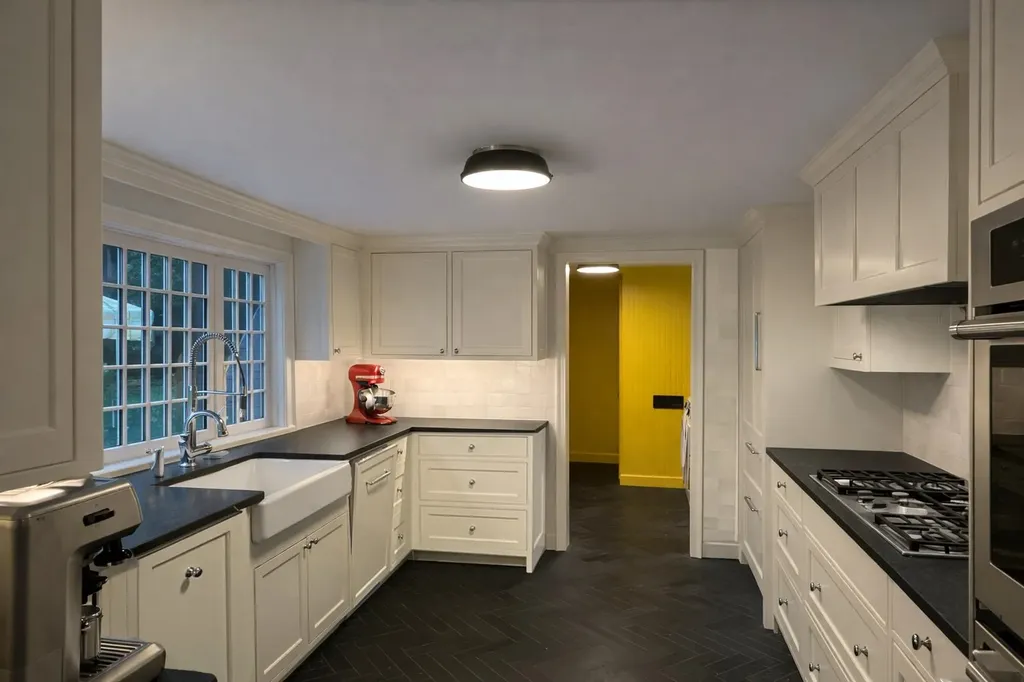 11 Strawberry Hill Brattleboro VT 05301