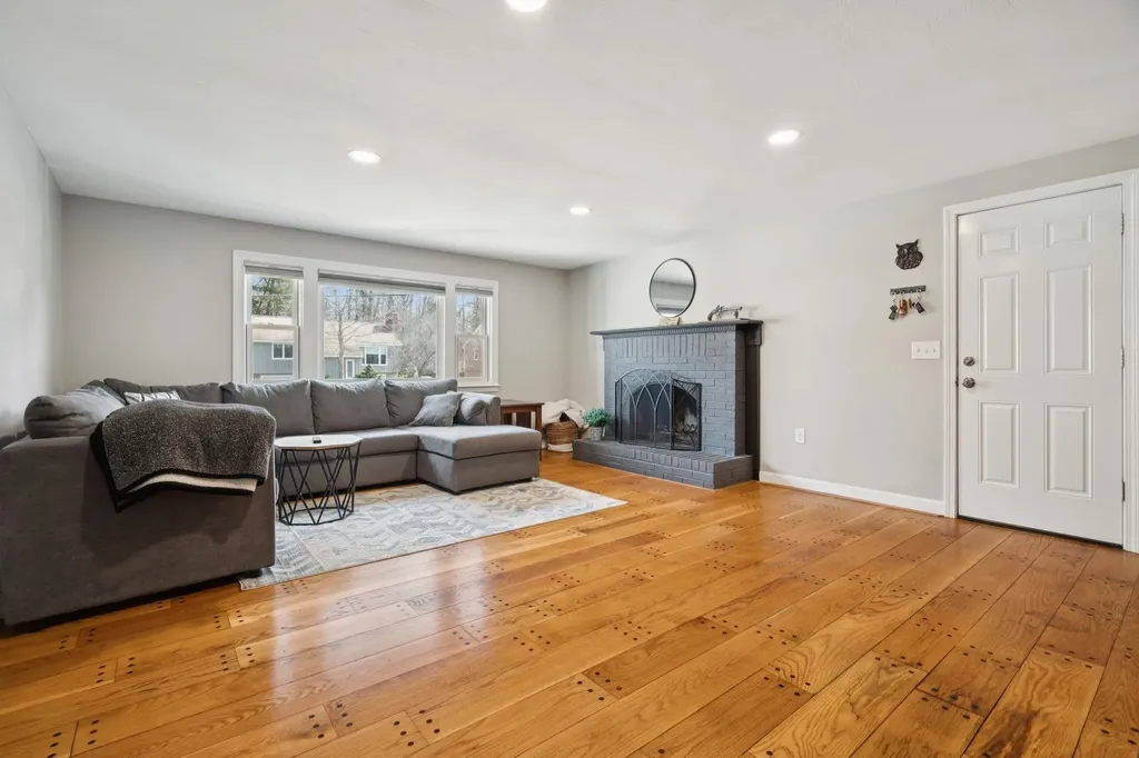 10 Hampton Drive Nashua NH 03063