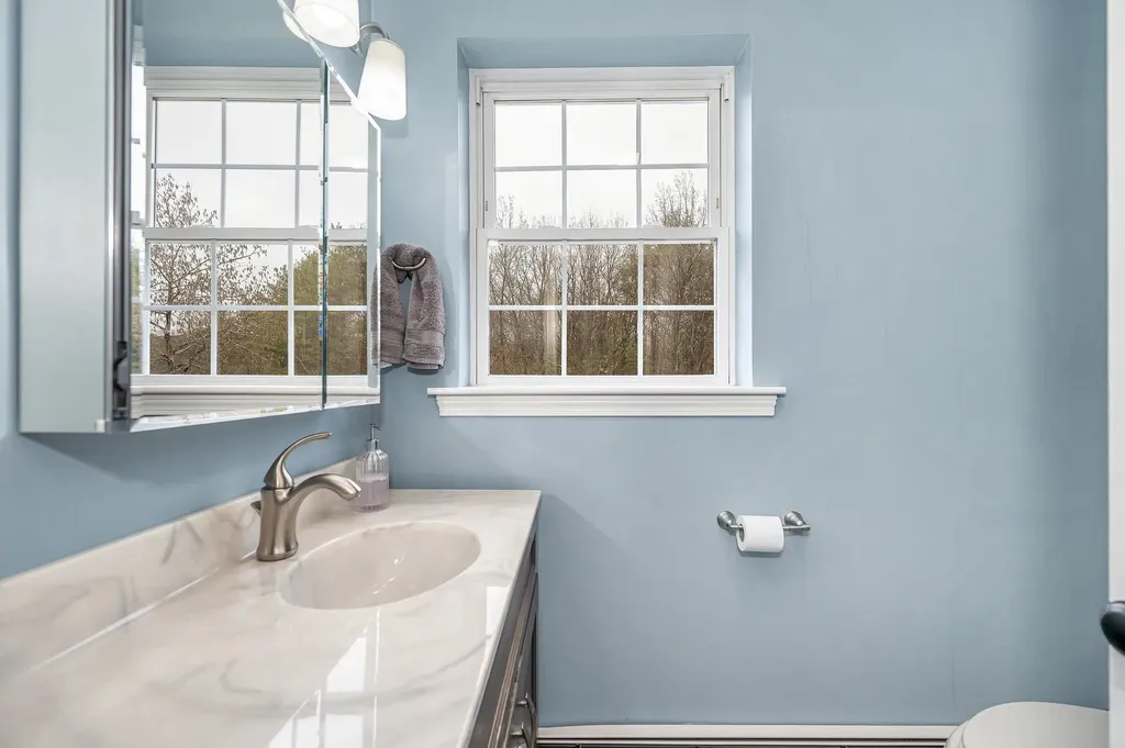 13 Sheridan Drive Londonderry NH 03053