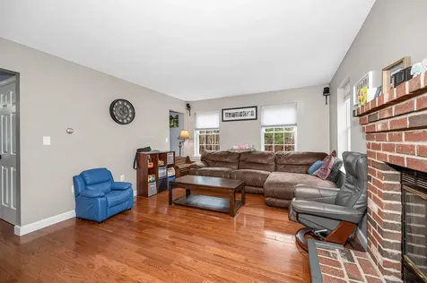 13 Sheridan Drive Londonderry NH 03053