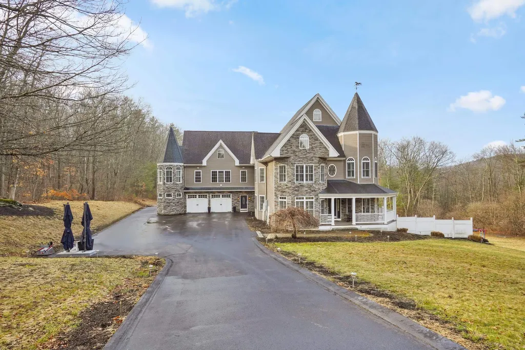 10 Woodland Drive Hudson NH 03051
