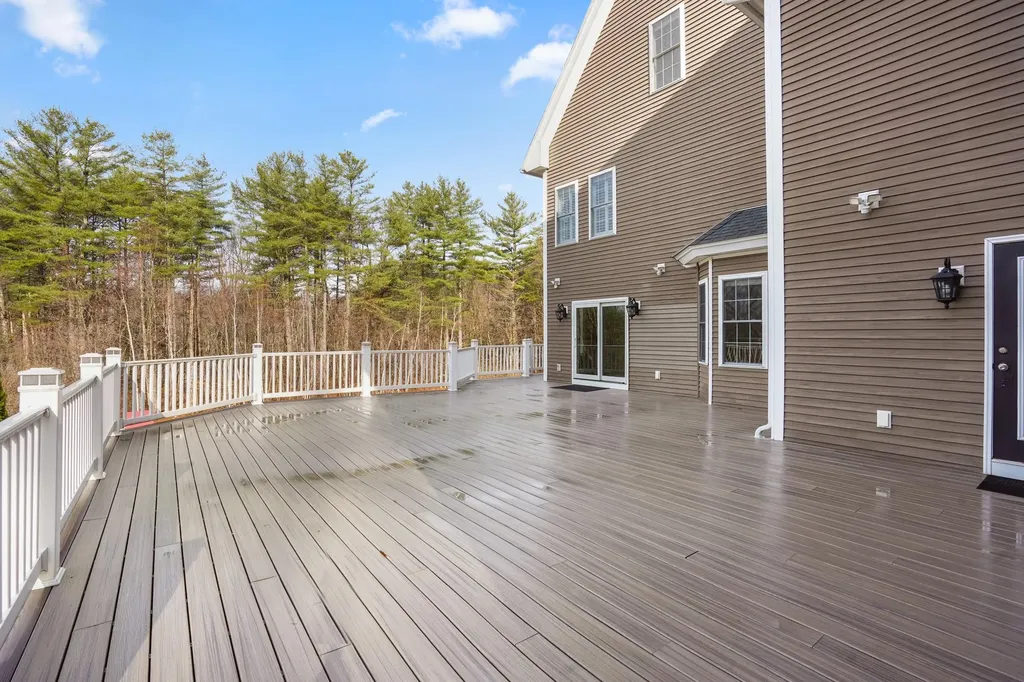 10 Woodland Drive Hudson NH 03051