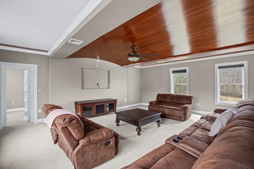 10 Woodland Drive Hudson NH 03051