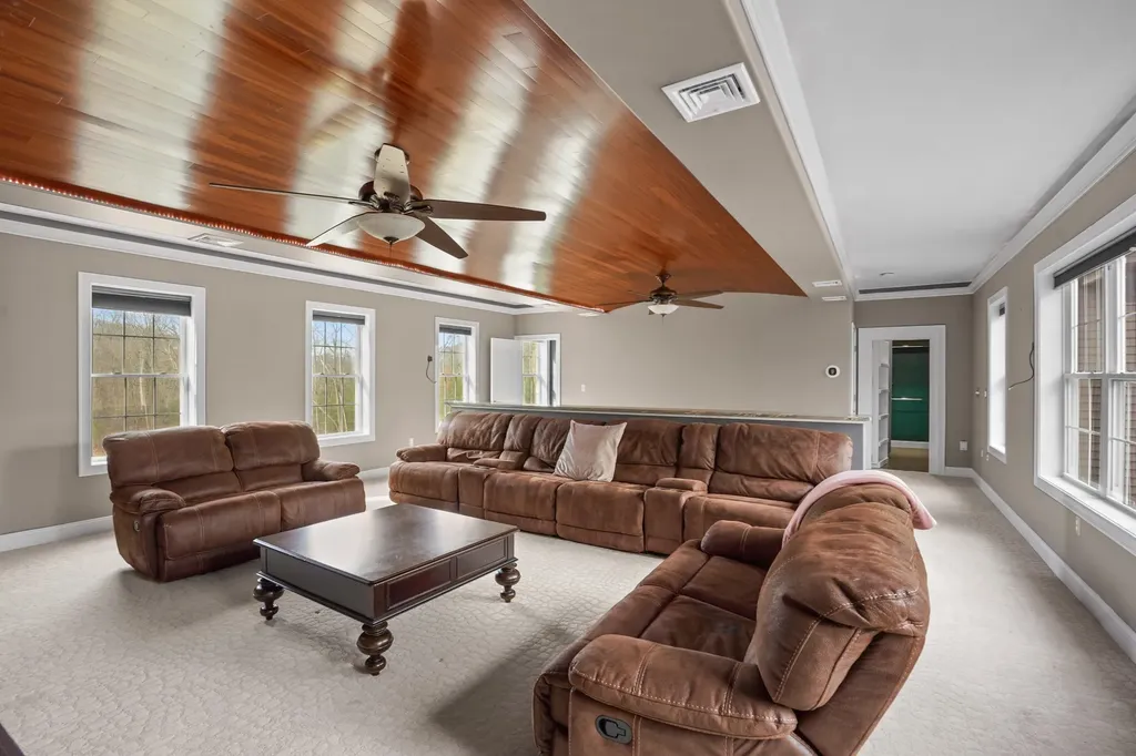 10 Woodland Drive Hudson NH 03051
