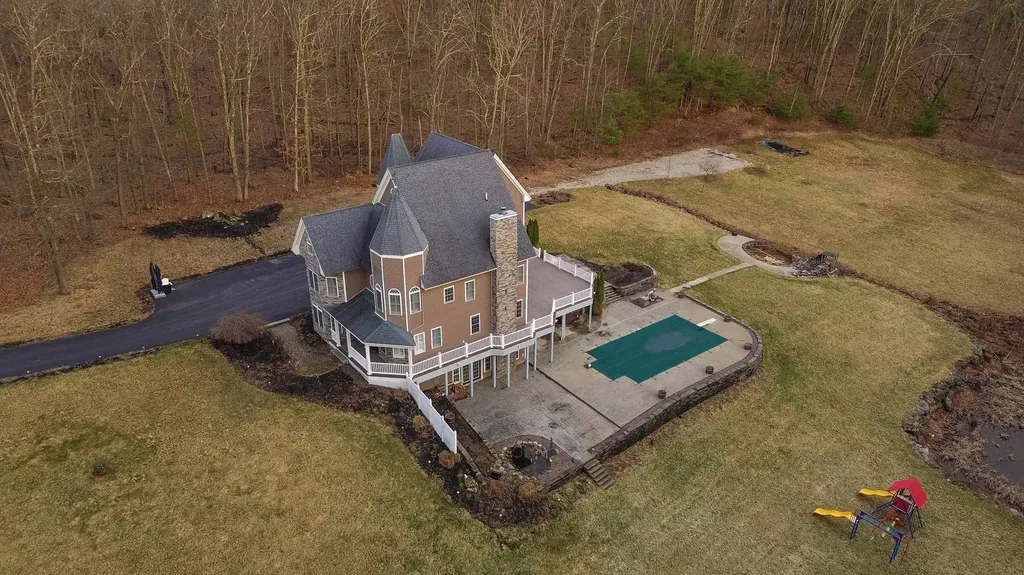 10 Woodland Drive Hudson NH 03051
