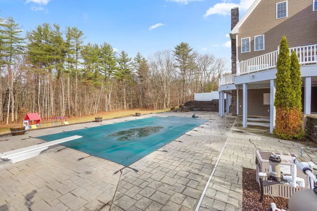 10 Woodland Drive Hudson NH 03051