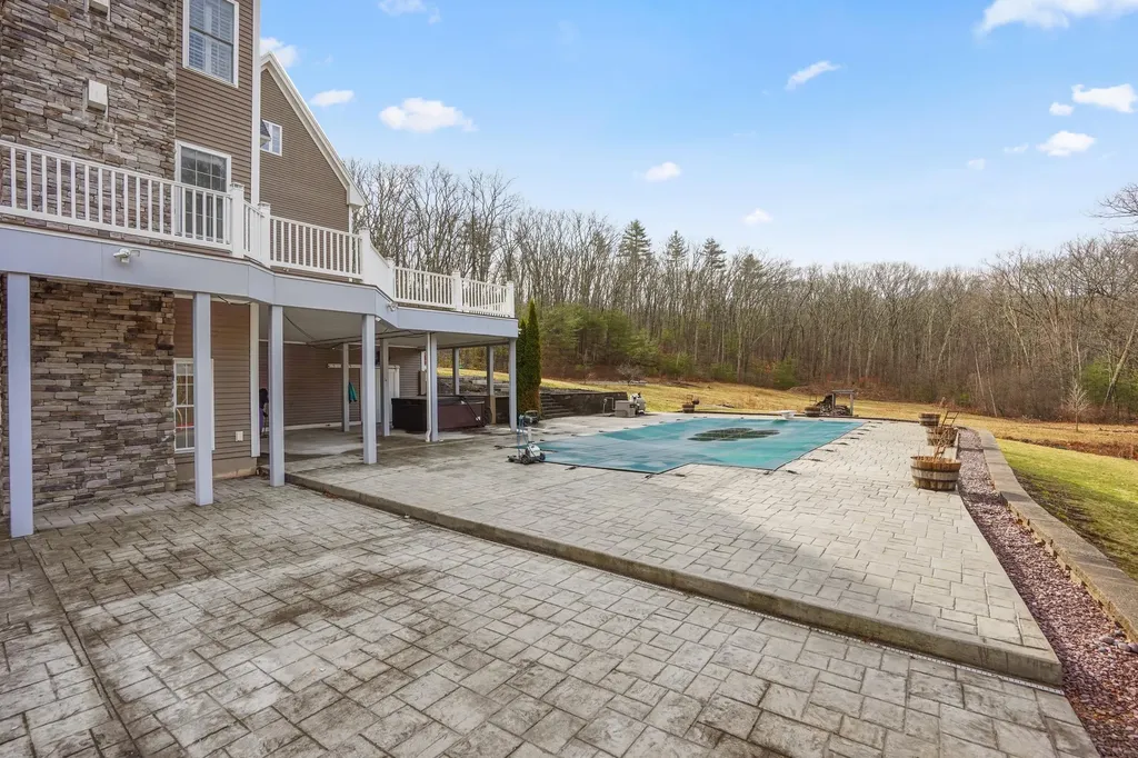 10 Woodland Drive Hudson NH 03051