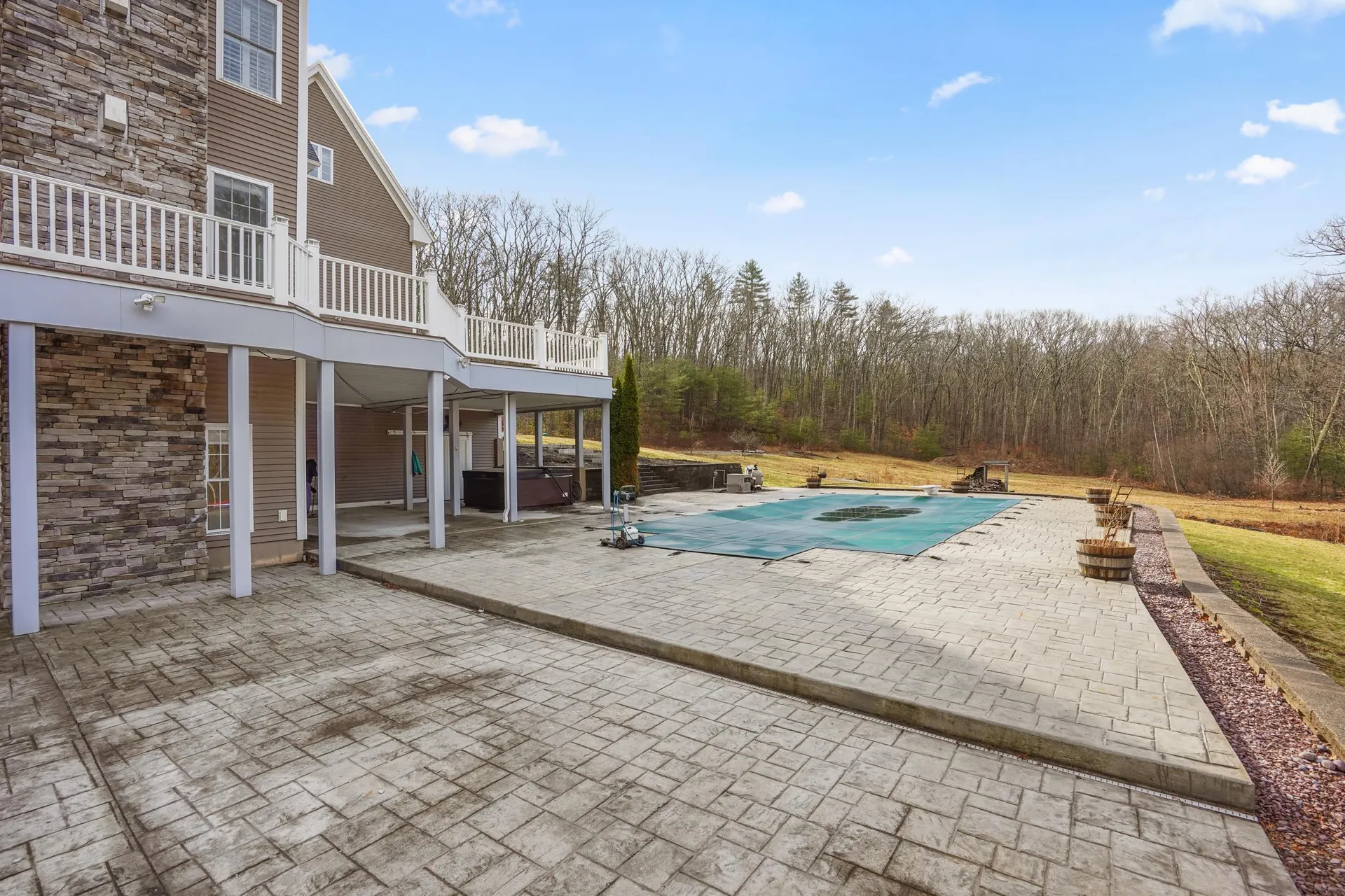 10 Woodland Drive Hudson NH 03051