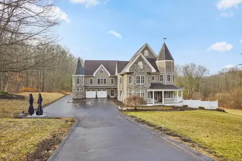 10 Woodland Drive Hudson NH 03051
