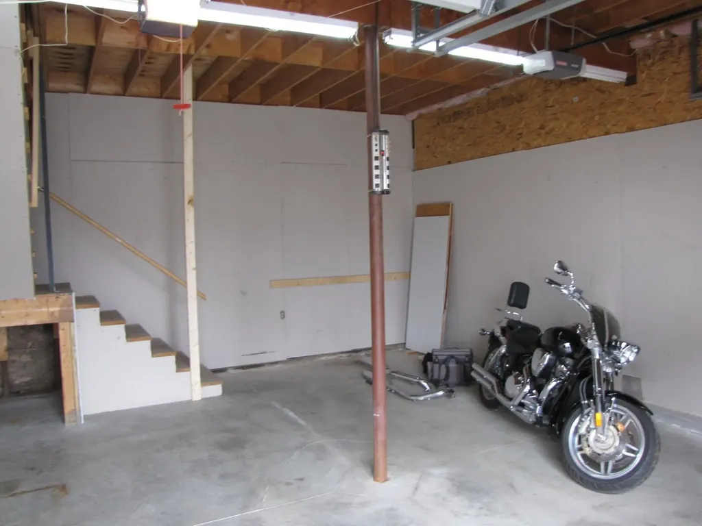 3 Mcilvin Street Manchester NH 03103