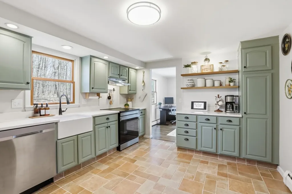 11 Elwood Road Derry NH 03038