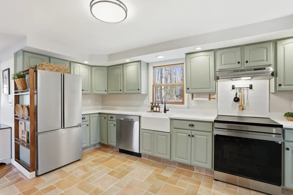 11 Elwood Road Derry NH 03038