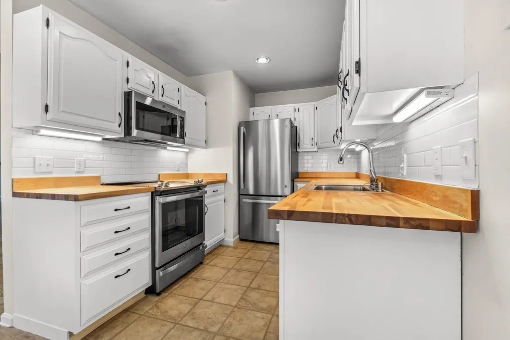 23 West Ridge Drive Peterborough NH 03458