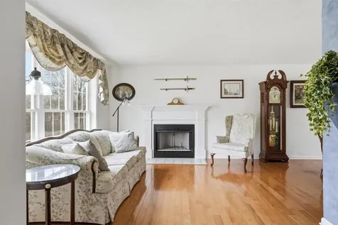 2 Freshwater Court Nashua NH 03060