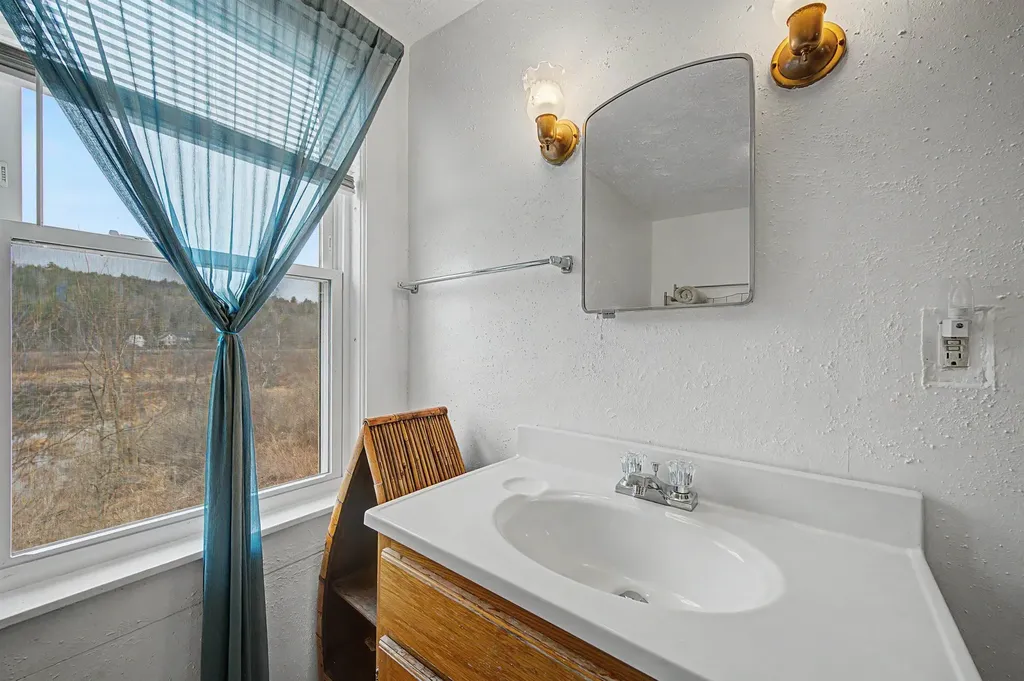 88 Cash Street Croydon NH 03773