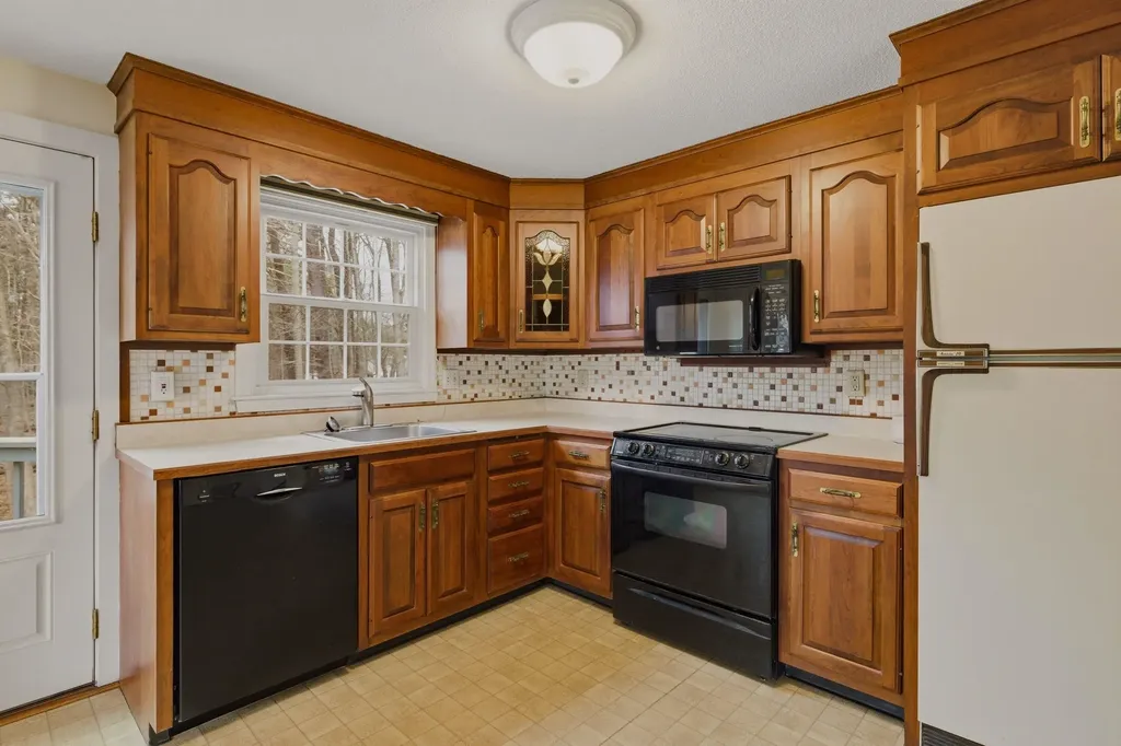 6 Alden Avenue North Hampton NH 03862