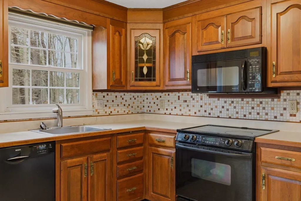 6 Alden Avenue North Hampton NH 03862