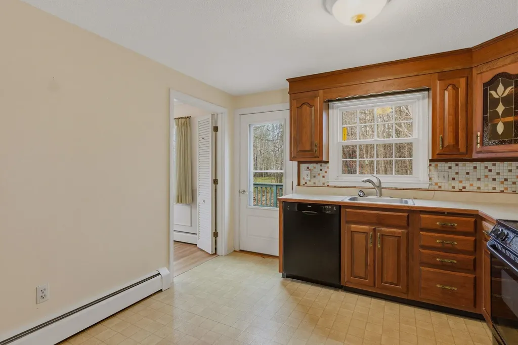 6 Alden Avenue North Hampton NH 03862