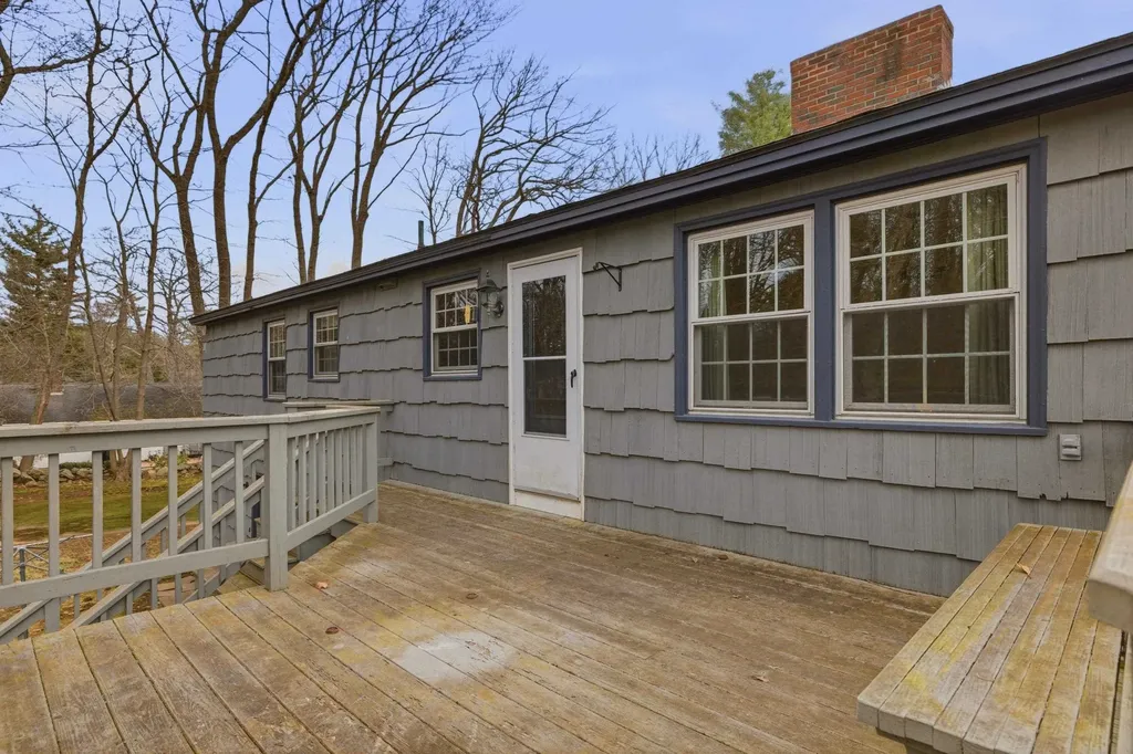 6 Alden Avenue North Hampton NH 03862