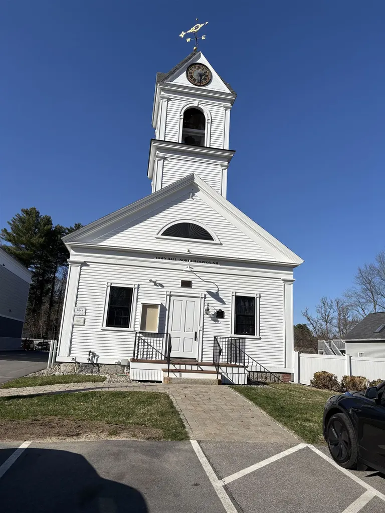 6 Alden Avenue North Hampton NH 03862