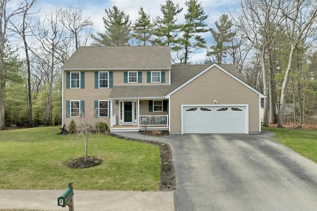 7 Leaor Circle Hudson NH 03051