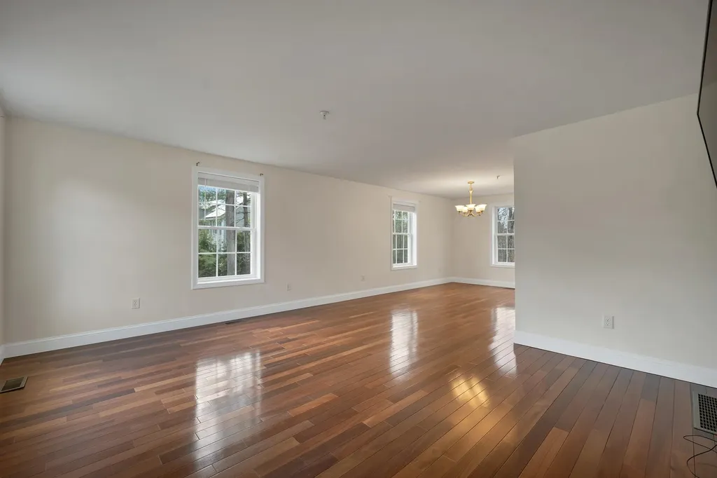 7 Leaor Circle Hudson NH 03051