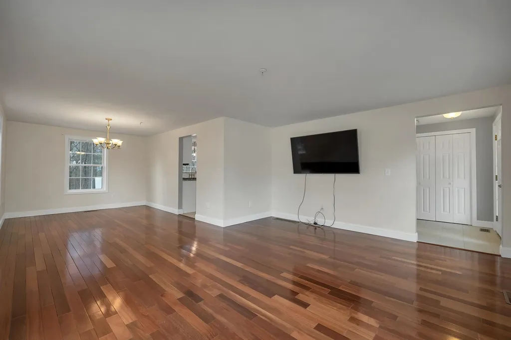 7 Leaor Circle Hudson NH 03051