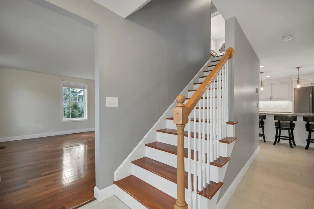 7 Leaor Circle Hudson NH 03051