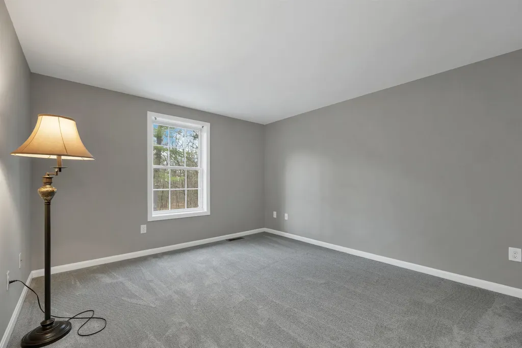 7 Leaor Circle Hudson NH 03051