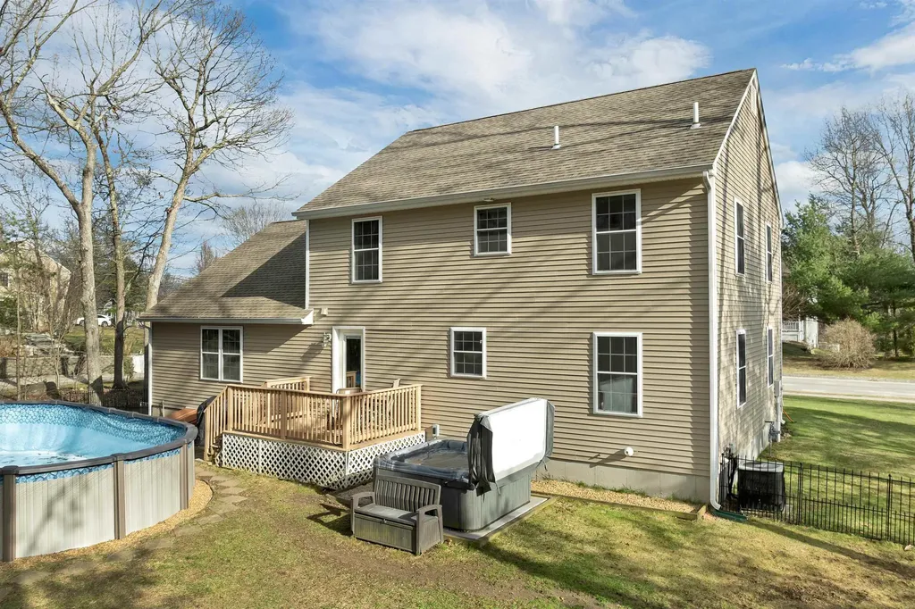 7 Leaor Circle Hudson NH 03051